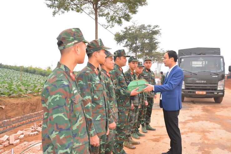 Tết Quân - Dân ở xã đảo Minh Châu: Nơi mùa xuân bắt đầu bằng những việc làm nghĩa tình.- Ảnh 2.