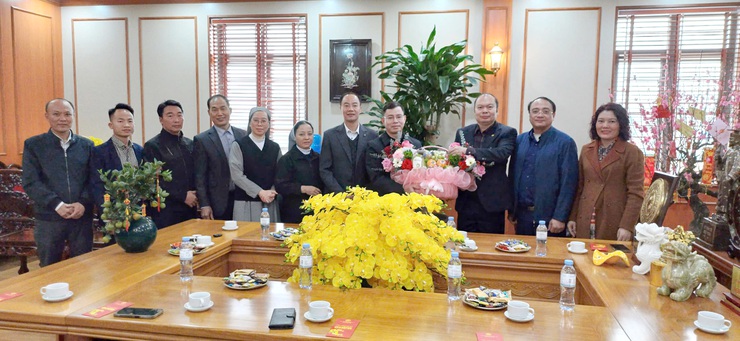 Giáo xứ Chuôn Trung và Chuôn Thượng chúc tết UBND xã Chuyên Mỹ- Ảnh 3.