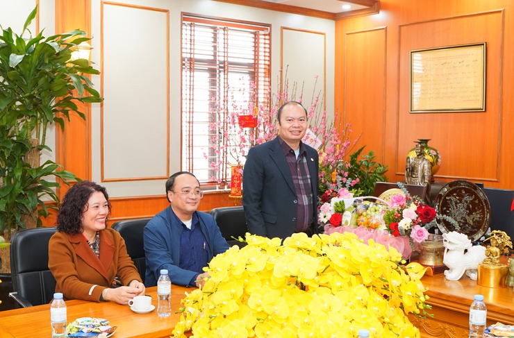 Giáo xứ Chuôn Trung và Chuôn Thượng chúc tết UBND xã Chuyên Mỹ- Ảnh 1.