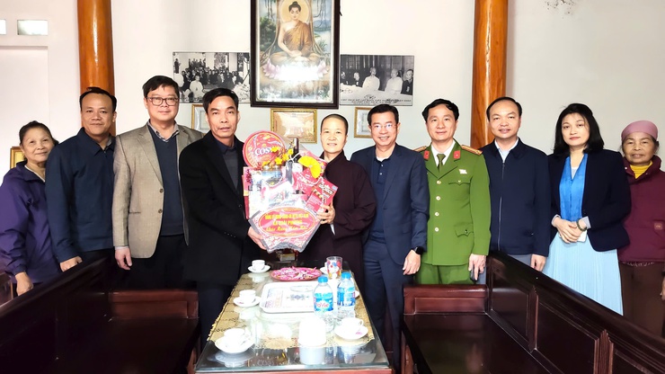 Lãnh đạo xã Đoài Phương thăm, chúc Tết các cơ sở tôn giáo trên địa bàn- Ảnh 1.