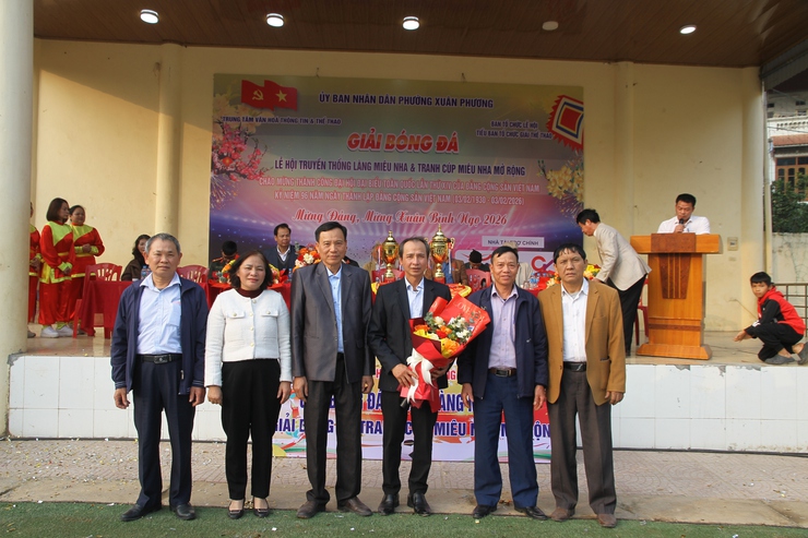 Khai mạc giải bóng đá truyền thống và giải bóng đá tranh cup Miêu Nha mở rộng chào mừng lễ hội truyền thống Đình Làng Miêu Nha xuân Bính Ngọ năm 2026- Ảnh 3.