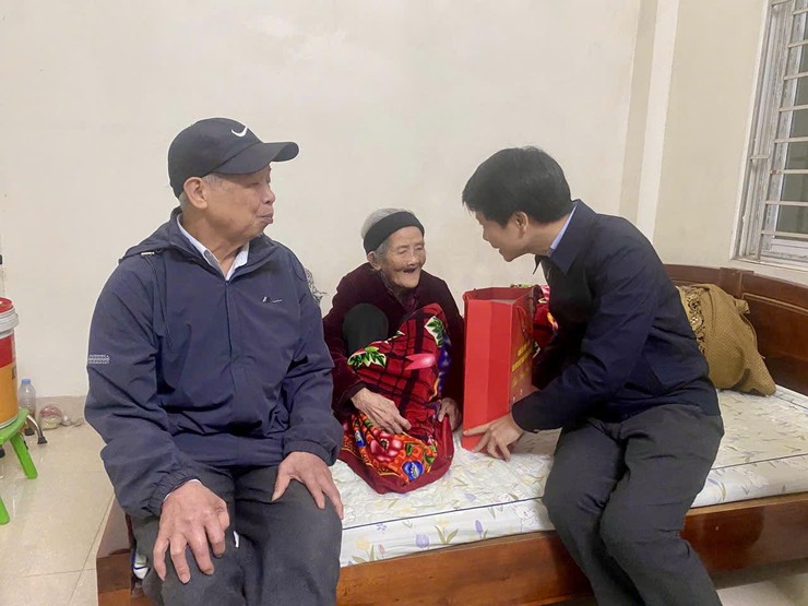 Lãnh đạo phường Dương Nội thăm, tặng quà gia đình chính sách, người có công, đảng viên tiêu biểu nhân dịp Tết Nguyên đán Bính Ngọ- Ảnh 5.