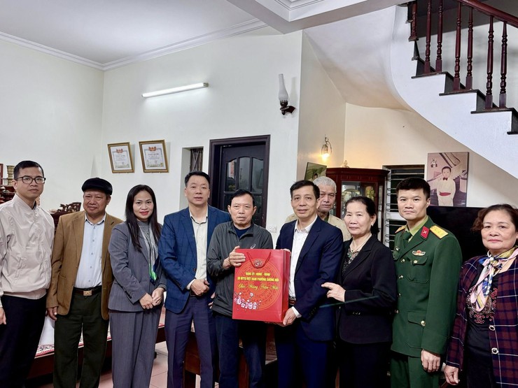 Lãnh đạo phường Dương Nội thăm, tặng quà gia đình chính sách, người có công, đảng viên tiêu biểu nhân dịp Tết Nguyên đán Bính Ngọ- Ảnh 2.