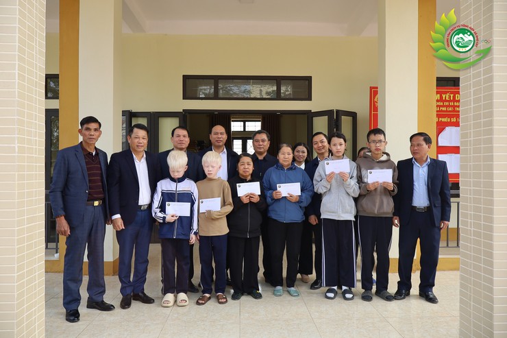 Phú Cát: Ấm áp nghĩa tình, trao quà cho các đối tượng chính sách tại thôn Bạch Thạch- Ảnh 1.