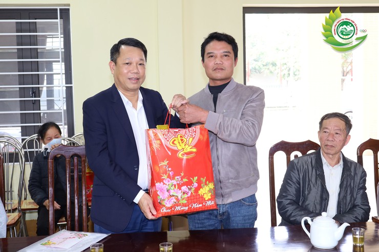 Phú Cát: Ấm áp nghĩa tình, trao quà cho các đối tượng chính sách tại thôn Bạch Thạch- Ảnh 2.