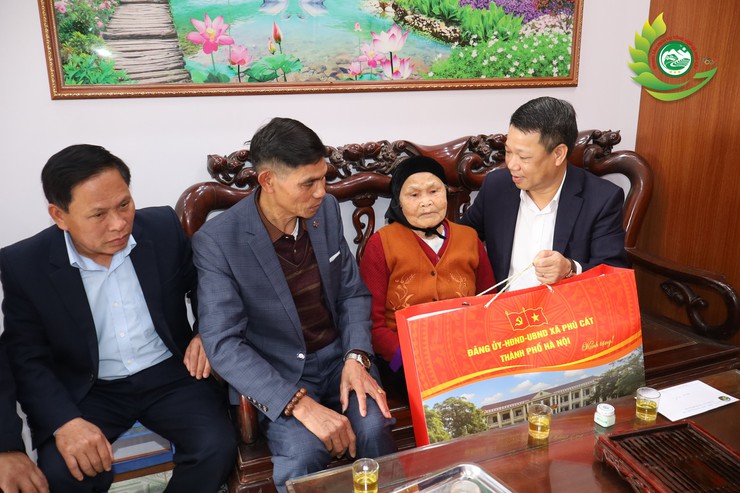 Phú Cát: Ấm áp nghĩa tình, trao quà cho các đối tượng chính sách tại thôn Bạch Thạch- Ảnh 3.