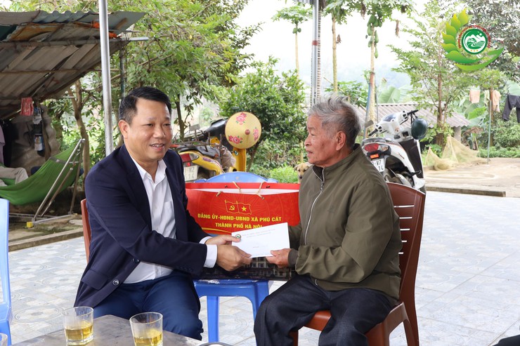 Phú Cát: Ấm áp nghĩa tình, trao quà cho các đối tượng chính sách tại thôn Bạch Thạch- Ảnh 4.