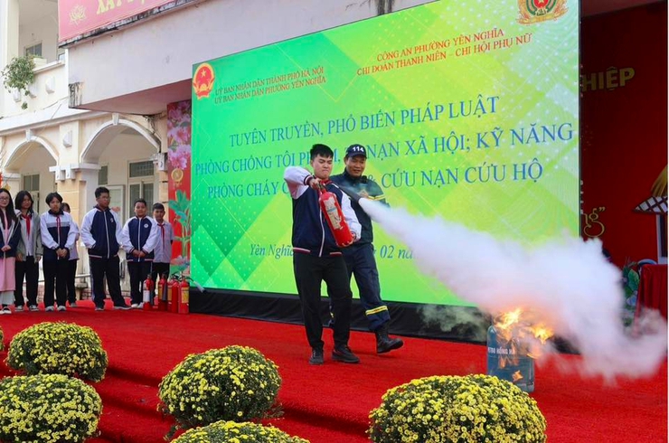PHƯỜNG YÊN NGHĨA TĂNG CƯỜNG TUYÊN TRUYỀN PHÁP LUẬT, TẬP HUẤN PCCC VÀ PHÒNG NGỪA TỘI PHẠM TRONG HỌC ĐƯỜNG- Ảnh 4.