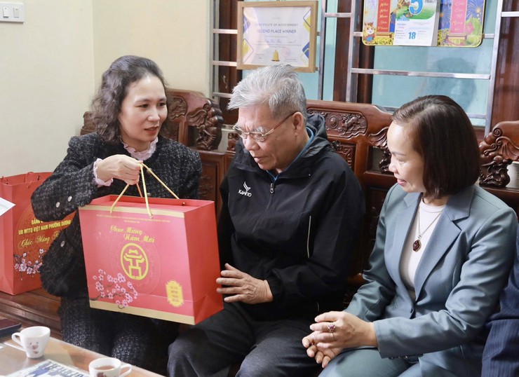 Lãnh đạo phường Dương Nội thăm, tặng quà gia đình chính sách, người có công, đảng viên tiêu biểu nhân dịp Tết Nguyên đán Bính Ngọ- Ảnh 1.