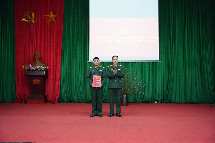 UBND xã Phù Đổng công bố quyết định thành lập Trung đội Dân quân thường trực thuộc Ban Chỉ huy Quân sự xã- Ảnh 2.