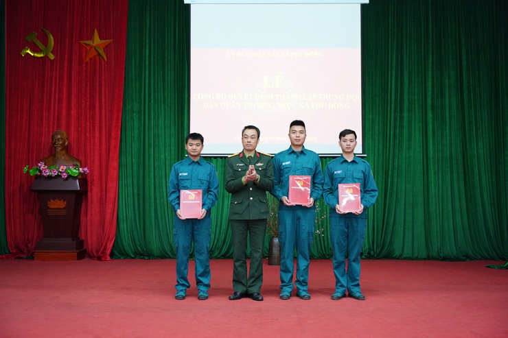 UBND xã Phù Đổng công bố quyết định thành lập Trung đội Dân quân thường trực thuộc Ban Chỉ huy Quân sự xã- Ảnh 3.