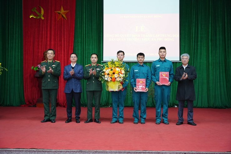 UBND xã Phù Đổng công bố quyết định thành lập Trung đội Dân quân thường trực thuộc Ban Chỉ huy Quân sự xã- Ảnh 4.