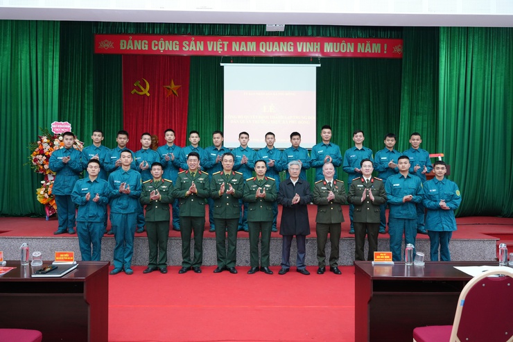 UBND xã Phù Đổng công bố quyết định thành lập Trung đội Dân quân thường trực thuộc Ban Chỉ huy Quân sự xã- Ảnh 6.