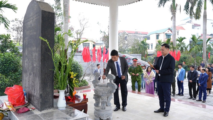 Xã Thanh Oai dâng hương tưởng niệm các Anh hùng liệt sĩ nhân dịp tết Nguyên đán Bính Ngọ 2026- Ảnh 5.