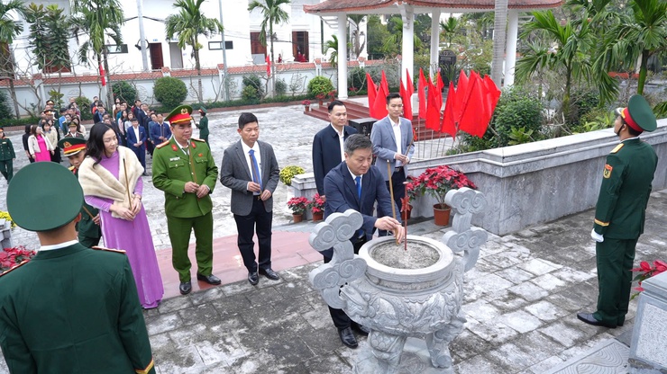 Xã Thanh Oai dâng hương tưởng niệm các Anh hùng liệt sĩ nhân dịp tết Nguyên đán Bính Ngọ 2026- Ảnh 4.