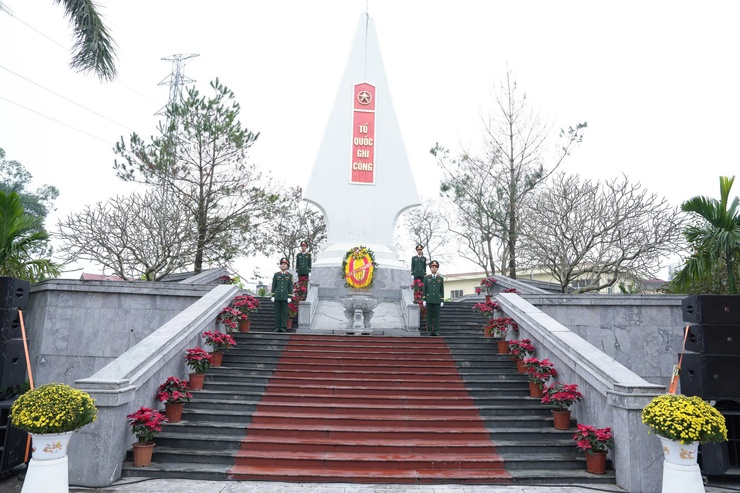 Xã Thanh Oai dâng hương tưởng niệm các Anh hùng liệt sĩ nhân dịp tết Nguyên đán Bính Ngọ 2026- Ảnh 1.