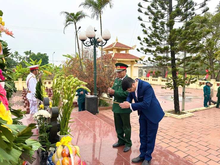 Xã Thanh Oai dâng hương tưởng niệm các Anh hùng liệt sĩ nhân dịp tết Nguyên đán Bính Ngọ 2026- Ảnh 11.