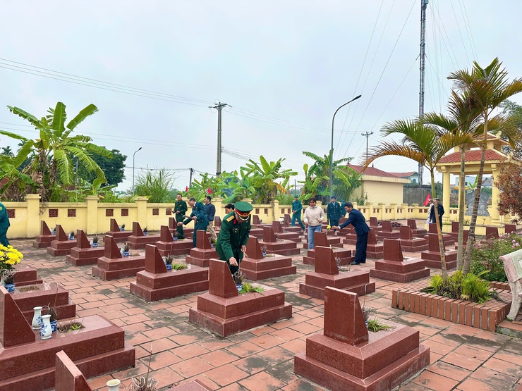 Xã Thanh Oai dâng hương tưởng niệm các Anh hùng liệt sĩ nhân dịp tết Nguyên đán Bính Ngọ 2026- Ảnh 13.