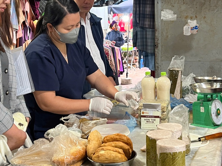 XÃ THANH OAI TĂNG CƯỜNG KIỂM TRA AN TOÀN THỰC PHẨM TẠI CÁC CHỢ DỊP TẾT NGUYÊN ĐÁN BÍNH NGỌ 2026- Ảnh 1.