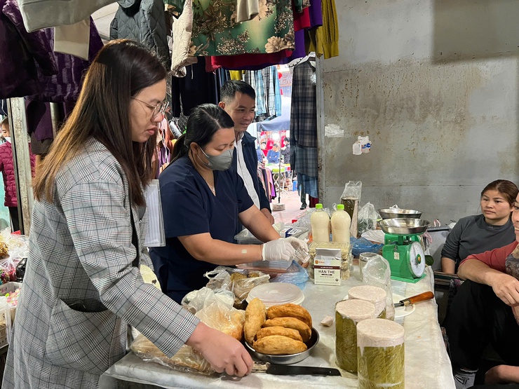 XÃ THANH OAI TĂNG CƯỜNG KIỂM TRA AN TOÀN THỰC PHẨM TẠI CÁC CHỢ DỊP TẾT NGUYÊN ĐÁN BÍNH NGỌ 2026- Ảnh 2.
