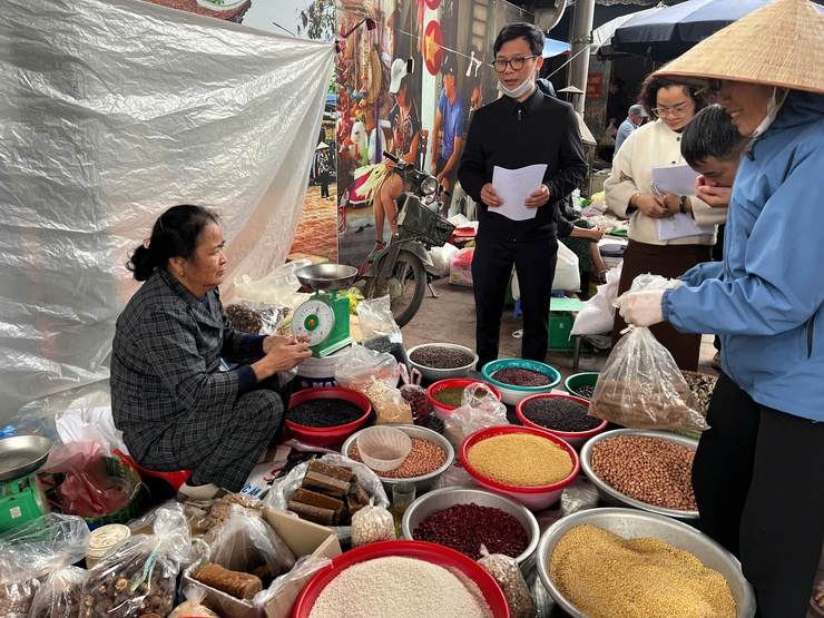 XÃ THANH OAI TĂNG CƯỜNG KIỂM TRA AN TOÀN THỰC PHẨM TẠI CÁC CHỢ DỊP TẾT NGUYÊN ĐÁN BÍNH NGỌ 2026- Ảnh 3.