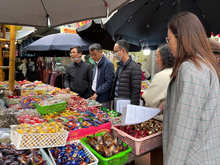 XÃ THANH OAI TĂNG CƯỜNG KIỂM TRA AN TOÀN THỰC PHẨM TẠI CÁC CHỢ DỊP TẾT NGUYÊN ĐÁN BÍNH NGỌ 2026- Ảnh 4.
