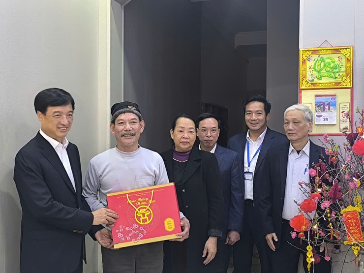 Đồng chí Nguyễn Duy Ngọc - Uỷ viên Bộ chính trị, Bí thư Thành uỷ Hà Nội thăm, tặng quà người có công tiêu biểu tại phường Long Biên- Ảnh 3.