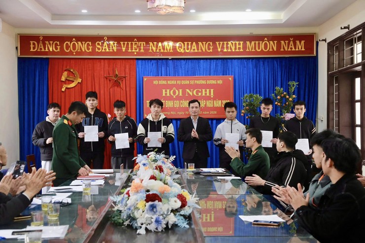 Phường Dương Nội trao quyết định gọi công dân nhập ngũ năm 2026- Ảnh 2.