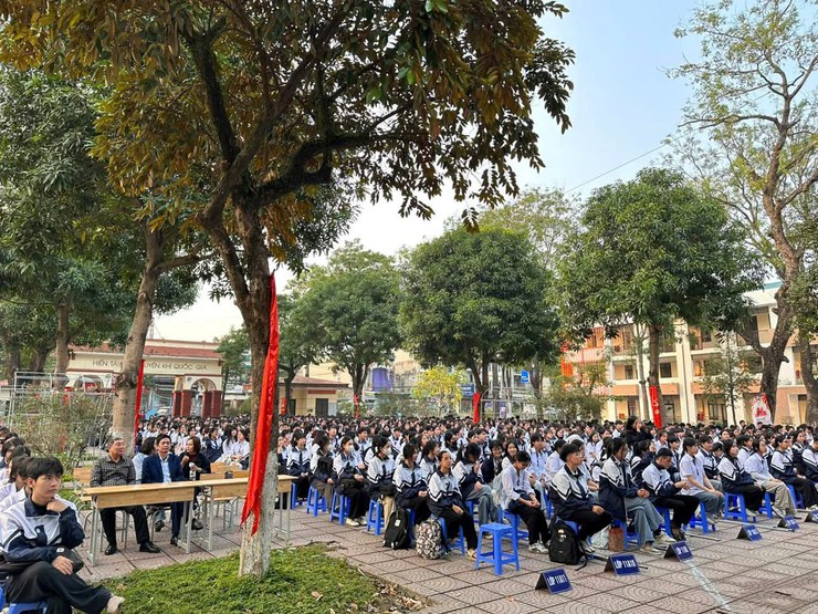 Người dân hãy sử dụng dịch vụ công trực tuyến để tiết kiệm thời gian, chi phí và theo dõi tiến độ giải quyết thủ tục hành chính- Ảnh 2.