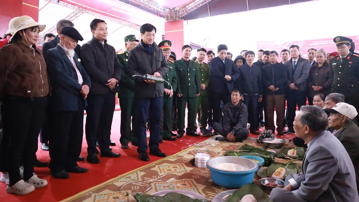 Bí thư Thành ủy Hà Nội Nguyễn Duy Ngọc: Phát triển xã Minh Châu ngày càng giàu đẹp, nhân dân ấm no, hạnh phúc- Ảnh 3.