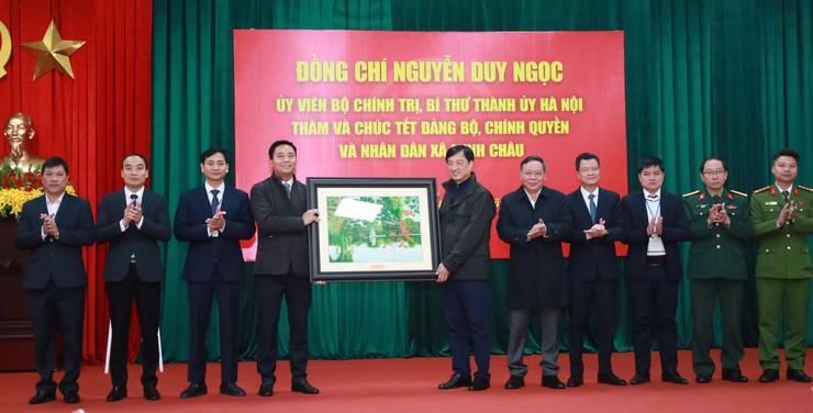 Bí thư Thành ủy Hà Nội Nguyễn Duy Ngọc: Phát triển xã Minh Châu ngày càng giàu đẹp, nhân dân ấm no, hạnh phúc- Ảnh 8.