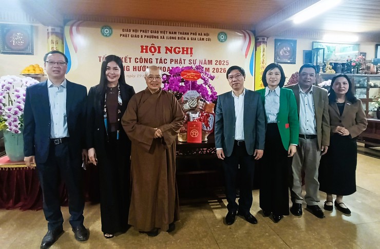 Phó Trưởng ban Tuyên giáo và Dân vận Thành ủy Nguyễn Hoàng Sơn thăm, chúc Tết chùa Bồ Đề- Ảnh 1.