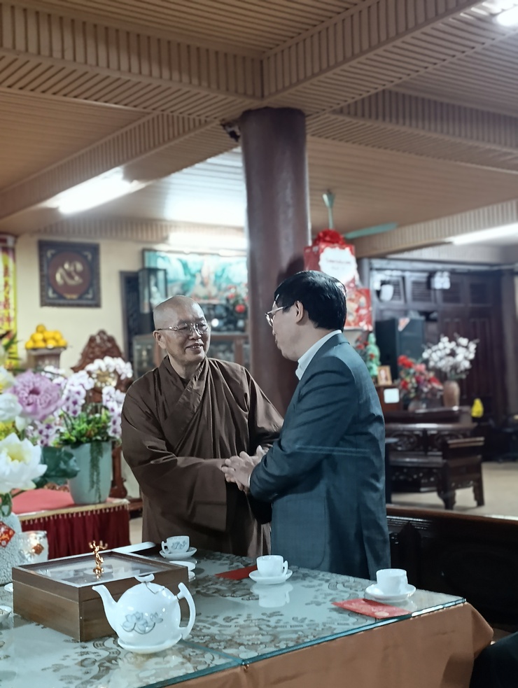 Phó Trưởng ban Tuyên giáo và Dân vận Thành ủy Nguyễn Hoàng Sơn thăm, chúc Tết chùa Bồ Đề- Ảnh 2.