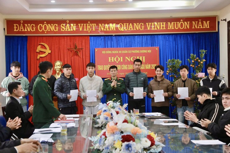 Phường Dương Nội trao quyết định gọi công dân nhập ngũ năm 2026- Ảnh 3.