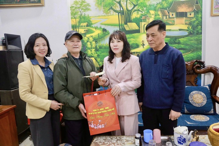 Lãnh đạo phường Dương Nội thăm, tặng quà gia đình chính sách, người có công, đảng viên tiêu biểu nhân dịp Tết Nguyên đán Bính Ngọ- Ảnh 6.