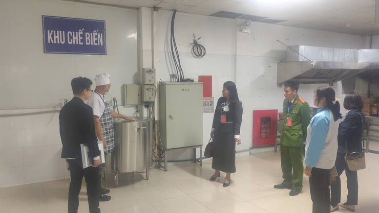 Kiển tra liên ngành ATTP bếp ăn trường Tiểu học Thượng Mỗ- Ảnh 1.