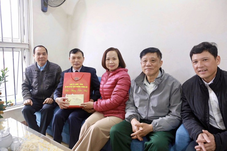 Lãnh đạo phường Dương Nội thăm, tặng quà gia đình chính sách, người có công, đảng viên tiêu biểu nhân dịp Tết Nguyên đán Bính Ngọ- Ảnh 4.