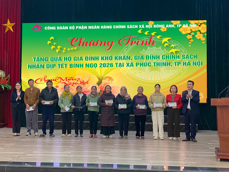 CÔNG ĐOÀN PHÒNG GIAO DỊCH NHCSXH ĐÔNG ANH TRAO TẶNG QUÀ TẾT CHO CÁC HỘ GIA ĐÌNH KHÓ KHĂN TẠI XÃ PHÚC THỊNH- Ảnh 1.