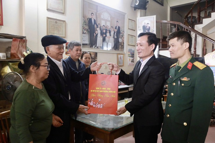 Lãnh đạo phường Dương Nội thăm, tặng quà gia đình chính sách, người có công, đảng viên tiêu biểu nhân dịp Tết Nguyên đán Bính Ngọ- Ảnh 3.
