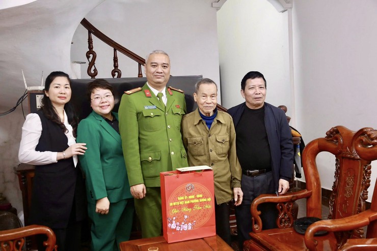 Lãnh đạo phường Dương Nội thăm, tặng quà gia đình chính sách, người có công, đảng viên tiêu biểu nhân dịp Tết Nguyên đán Bính Ngọ- Ảnh 7.