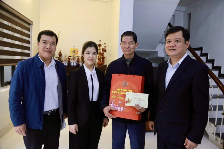 Lãnh đạo phường Dương Nội thăm, tặng quà gia đình chính sách, người có công, đảng viên tiêu biểu nhân dịp Tết Nguyên đán Bính Ngọ- Ảnh 8.