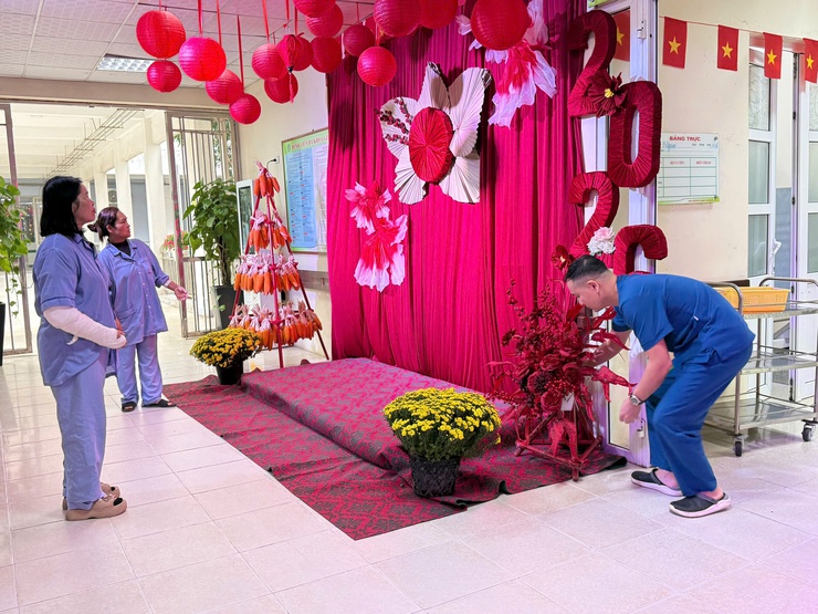 Rực rỡ sắc xuân, mang không khí Tết ấm áp cho các bệnh nhân- Ảnh 1.