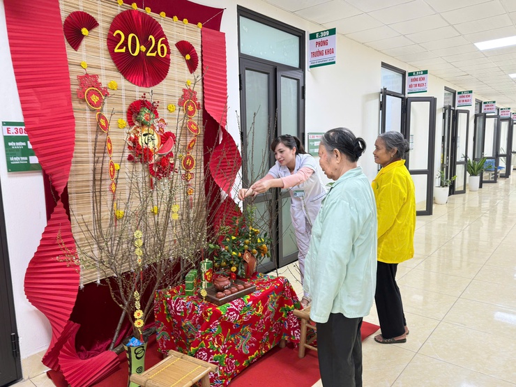 Rực rỡ sắc xuân, mang không khí Tết ấm áp cho các bệnh nhân- Ảnh 2.