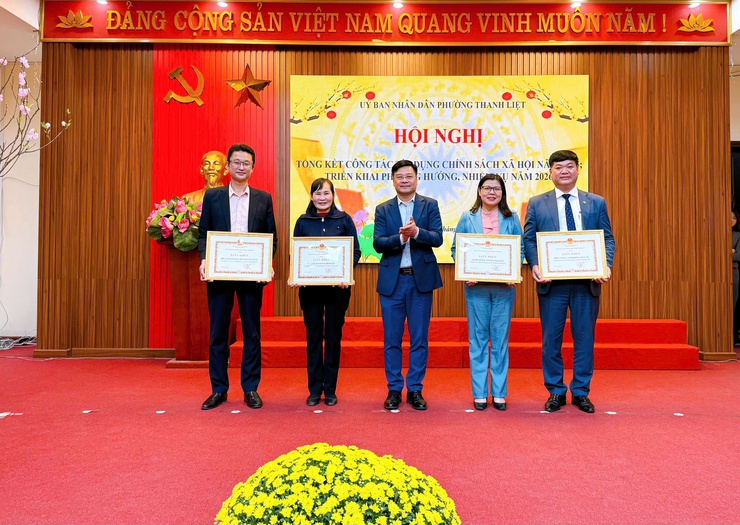 Phường Thanh Liệt: Khen thưởng 4 tập thể, 18 cá nhân xuất sắc trong công tác tín dụng chính sách xã hội năm 2025- Ảnh 4.