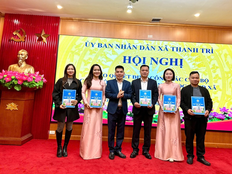 UBND xã Thanh Trì: Hội nghị công bố quyết định bổ nhiệm và chuyển đổi cán bộ, công chức- Ảnh 8.