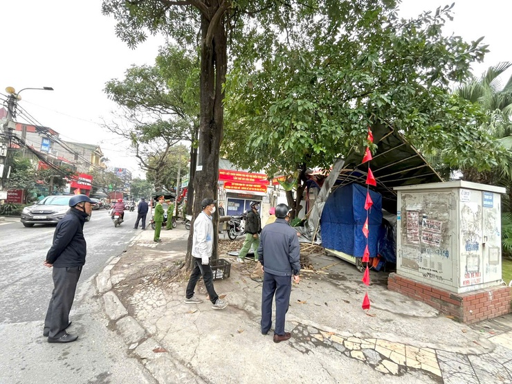 Phường Phú Thượng tăng cường tuyên truyền, ra quân đảm bảo trật tự đô thị, vệ sinh môi trường trên các tuyến đường - Ảnh 4.