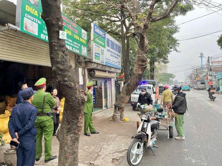 Phường Phú Thượng tăng cường tuyên truyền, ra quân đảm bảo trật tự đô thị, vệ sinh môi trường trên các tuyến đường - Ảnh 2.