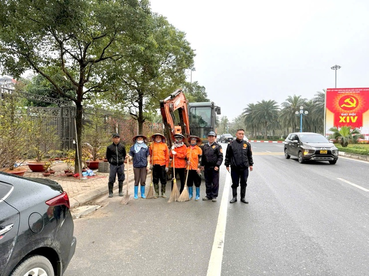 Phường Phú Thượng tăng cường tuyên truyền, ra quân đảm bảo trật tự đô thị, vệ sinh môi trường trên các tuyến đường - Ảnh 1.