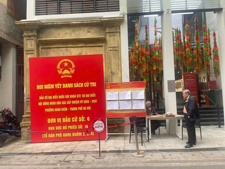 Đoàn giám sát của Mặt trận Tổ quốc Phường Hoàn Kiếm tăng cường giám sát công tác bầu cử tại các tổ bầu cử- Ảnh 7.