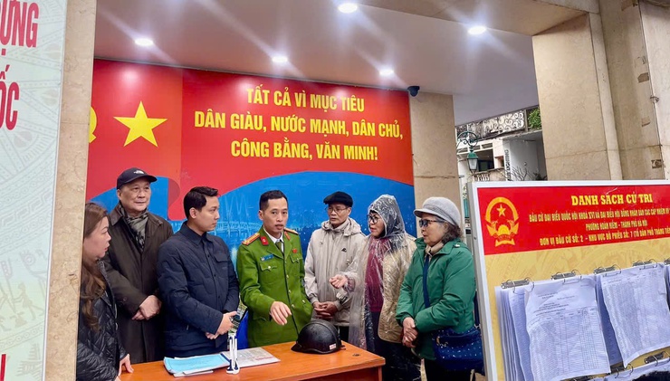 Đoàn giám sát của Mặt trận Tổ quốc Phường Hoàn Kiếm tăng cường giám sát công tác bầu cử tại các tổ bầu cử- Ảnh 9.